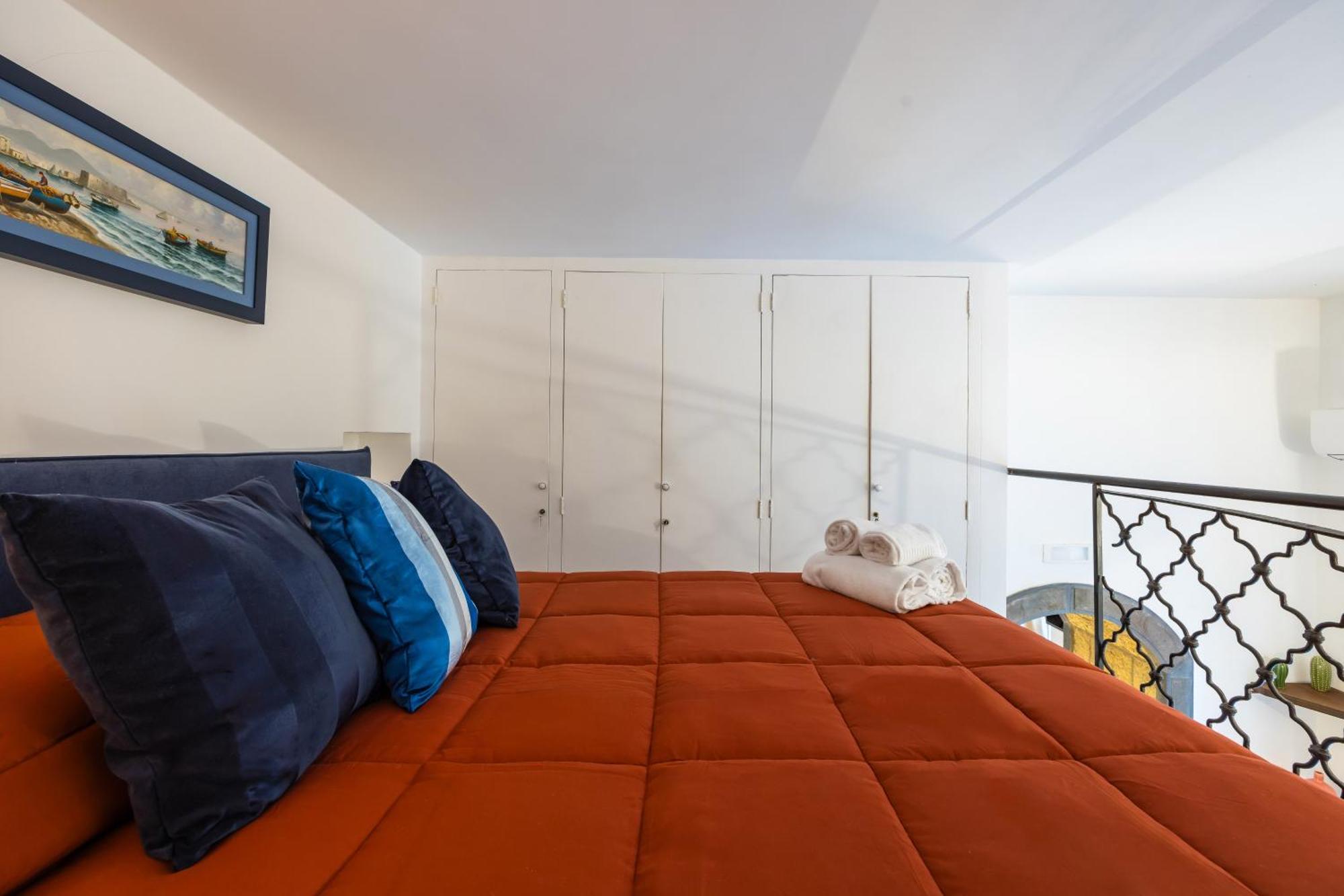 Apartamento Hidden Gem On Chiaia Pedastrian Area By Napoliapartments